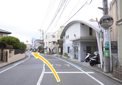 交番を通り過ぎます