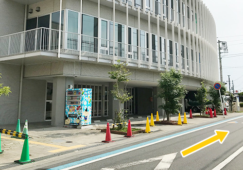 左手に白い建物があります
