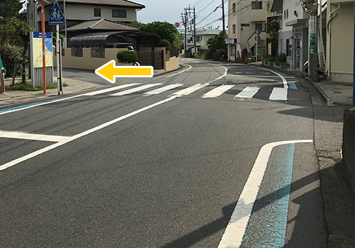 横断歩道を過ぎたところを左に曲がります