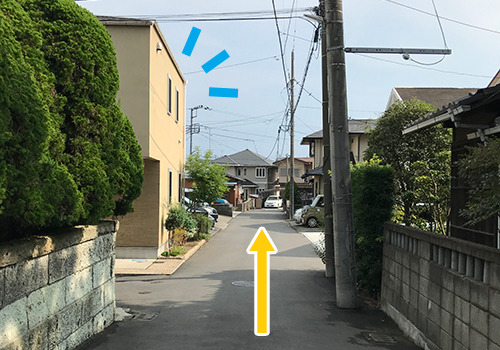 まっすぐ進むとクリーム色のお宅が見えます